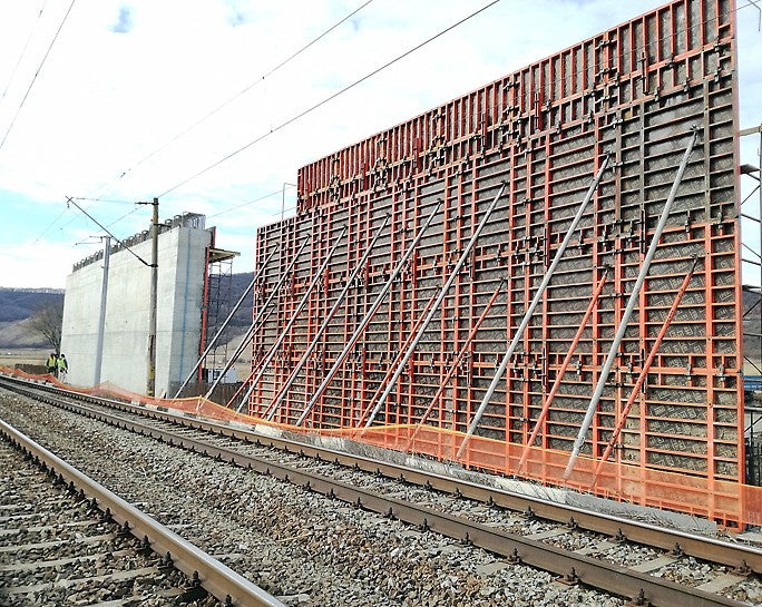 Cofraj TRIO și schela PERI UP pentru susținere cofraj monolitizare grinzi prefabricate