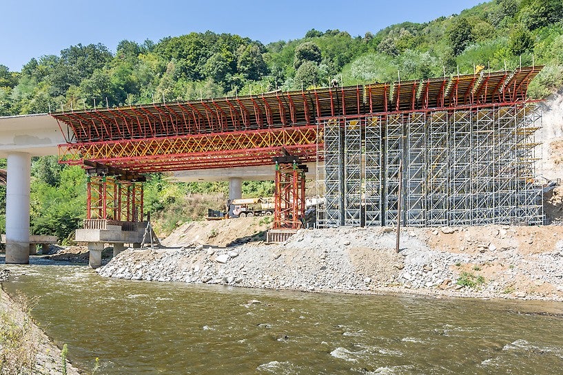 VST tornjevi za velika optetrećenja VARIOKIT modularnog sistema za inženjersku gradnju prenosili su velika, koncentrisana opterećenja na privremene armiranobetonske temelje.