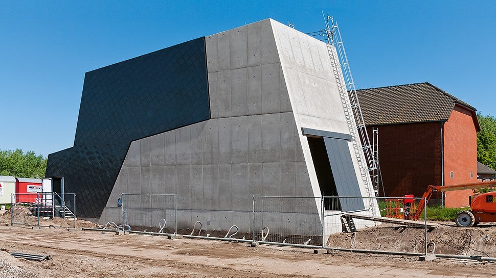 Mit MAXIMO lassen sich hochwertige Betonoberflächen herstellen – ein wesentliches Argument für das Bauunternehmen bei der Ausführung der Kabelübergabestation, denn der Architekt stellte diesbezüglich besondere Anforderungen.