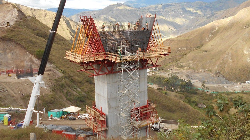 Proceso de montaje del encofrado TRIO para dar forma al gran cabecero.