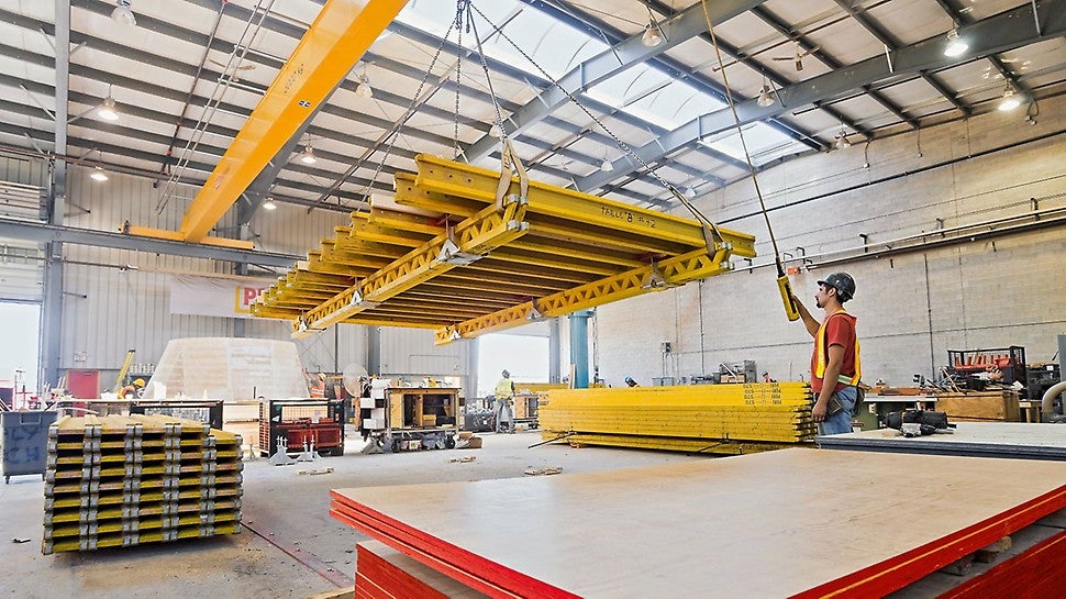 通过专业技术培训的派利模板装配专家在工厂内完成模板的预组装。