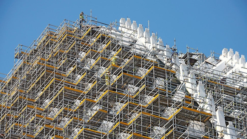 Massima adattabilità, massima sicurezza e rapidità di montaggio: tutto ciò rende le impalcature PERI UP il sistema ottimale per impieghi nell&#039;industria.