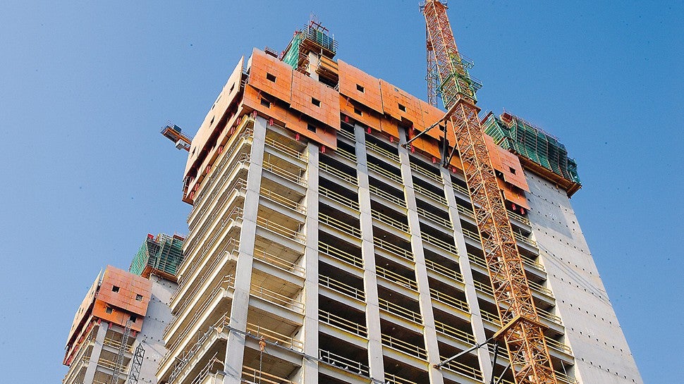 O painel de escalada e proteção da RCS encerrava completamente as bordas da laje dos andares superiores em construção.