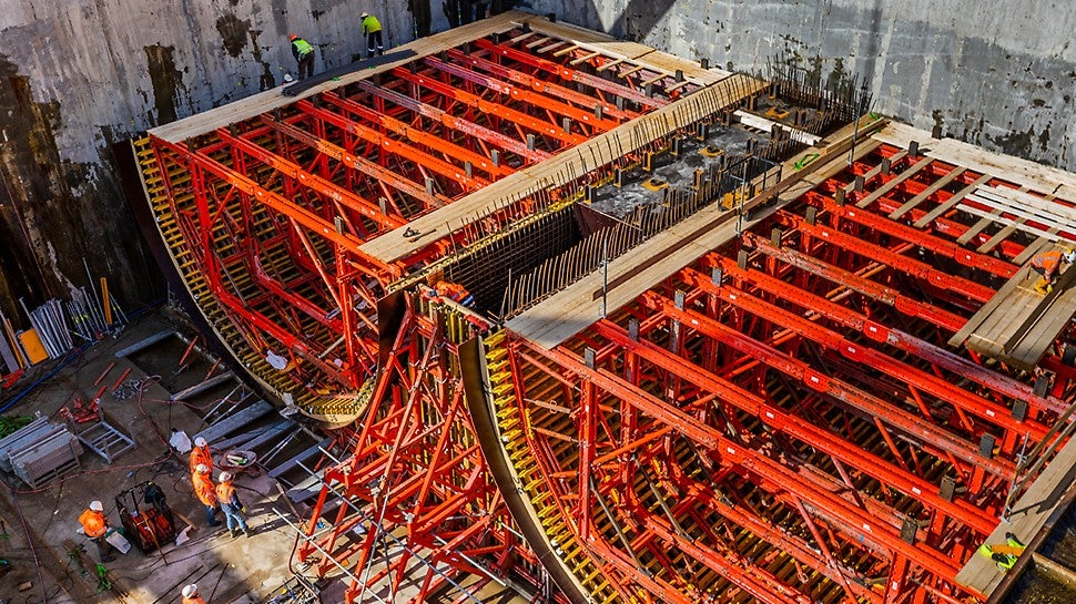 De boortunnel, die straks over 2,2 km de A4 met de A44 verbindt, bestaat uit een noordelijke en zuidelijke tunnelbuis.