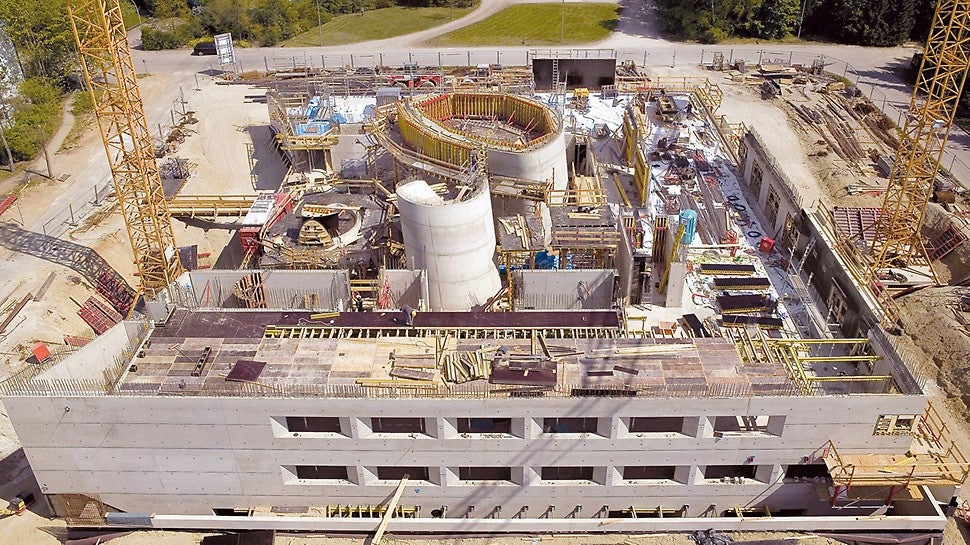 The outside of the building resembles a medieval fortress. The facade is comprised of window openings as well as pre-determined regular tie points and horizontal pilaster strips.