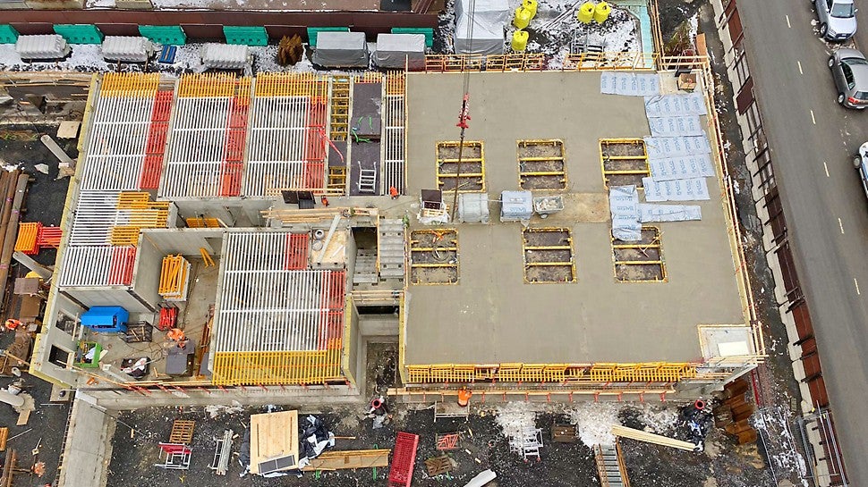 GRIDFLEX ei vaadi erillistä putoamissuojausta asennusvaiheessa. Eelementin päälle asennetaan muottilevy, joka voi GRIDFLEX-järjestelmää käytettäessä olla ohuempi ja edullisempi vaihtoehto kuin perinteisen vakiopalkkimuotin yhteydessä käytetty. Toistuvat asennusvaiheet tekevät muotituksesta nopeaa.