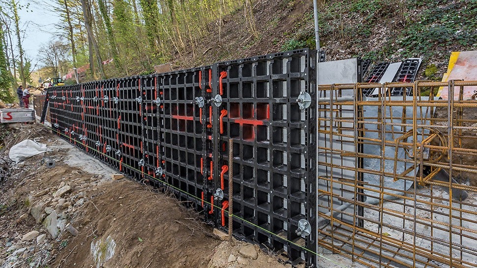 Herstellung einer 120 m langen, 1,20 m hohen, rückverankerten Stützwand aus Stahlbeton