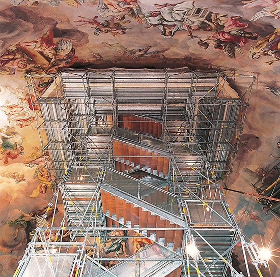 A plataforma de trabalho cantilever como visto da plataforma de visitantes.