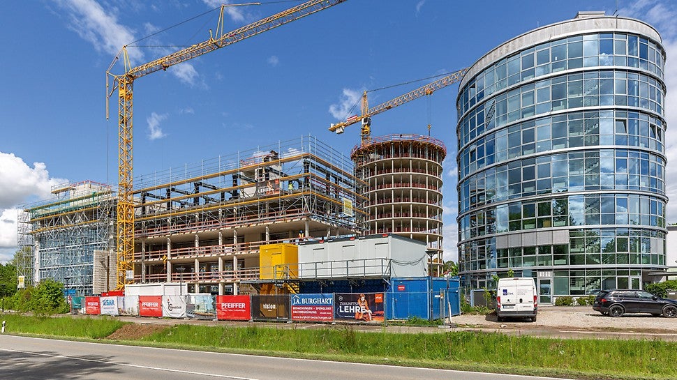 Aufälligster Bestandteil der umfangreichen Erweiterungs- und Modernisierungsmaßnahme des Büroparks Ottobrunn ist der neue, zweite Büroturm mit 40 m Höhe.