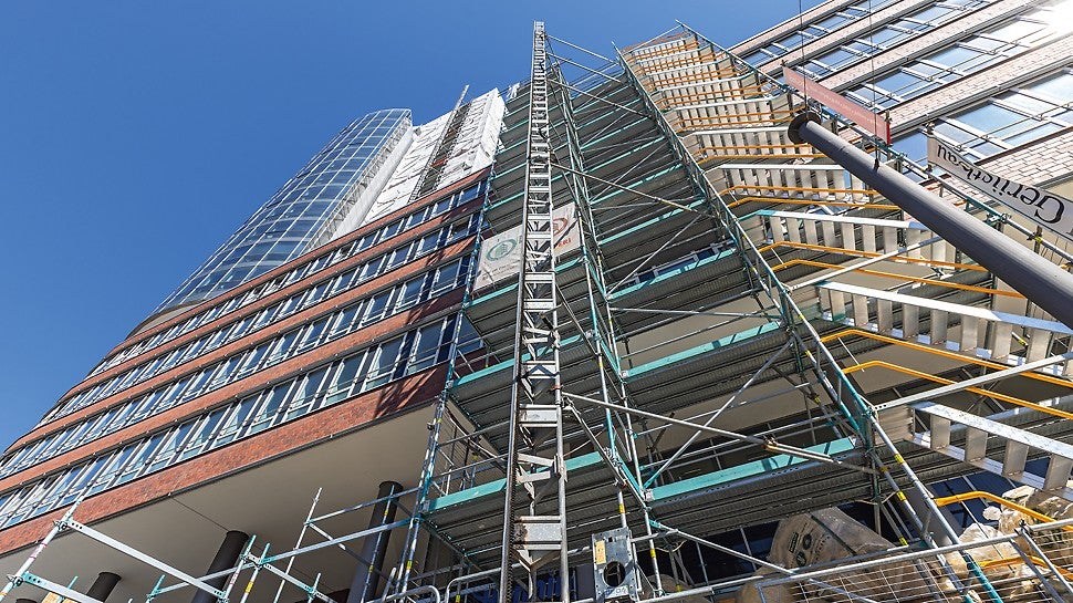 In Hamburg wird derzeit die Süd- und Ostfassade des Columbus Hauses saniert. Eine PERI UP Einrüstung dient hierfür als Arbeits- und Schutzgerüst.