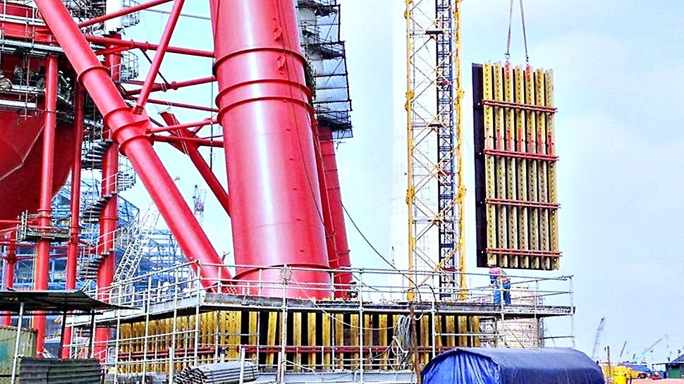 The 6.9x2.4m VARIO GT 24 Formwork Panel was been pre-assembled and then easily moved by crane to the constructing area.