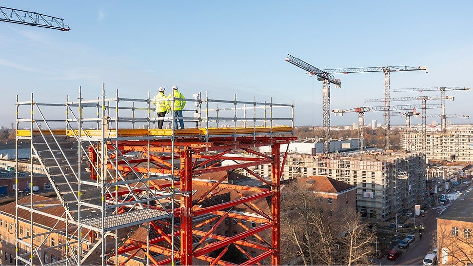 Eine 30 m hohe Werbe- und Aussichtsplattform verschafft den Überblick über Berlins Modellstadt der Zukunft „Das neue Gartenfeld“.