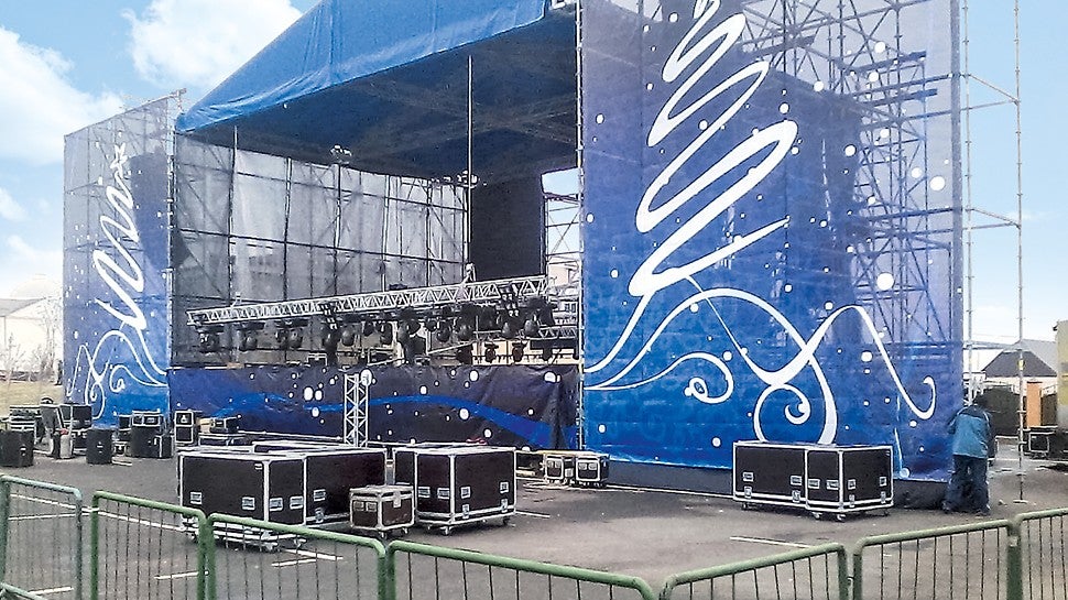 Монтаж сцена для празднования Дня города Грозный занял всего 3 часа.