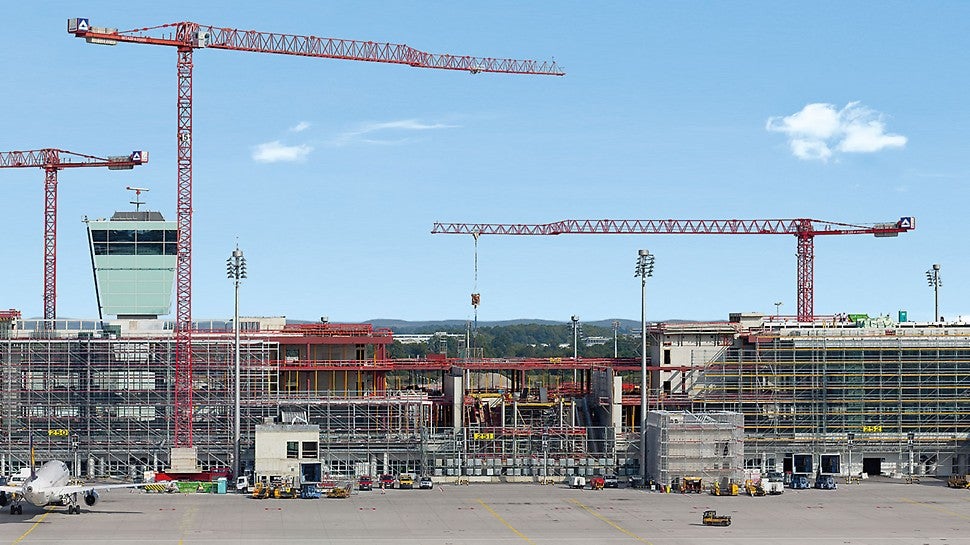 Noul terminal satelit al Aeroportului Munchen având o lungime de 600 m, este localizat în centrul aeroportului și încorporează centrul existent de sortare al bagajelor. În timpul execuției aeroportul și-a desfășurat activitatea normal, astfel că operațiunile de lucru au fost o provocare enormă pentru cei implicați în proiect. 
