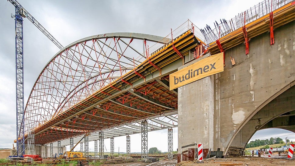 Obiekt MS 15 w całej okazałości z podwieszonym deskowaniem PERI VARIO przygotowany do wykonania betonowania płyty pomostu.
