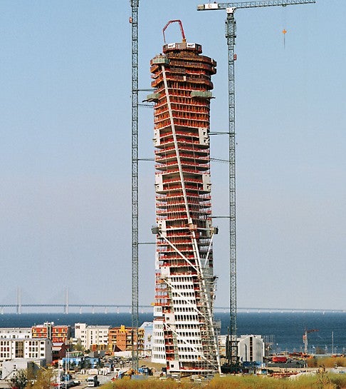  A estrutura do Turning Torso gira em um ângulo de 90 ° à medida que sobe sobre nove cubos - cada cubo é composto por cinco andares.