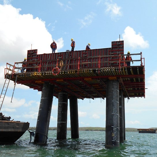 Sin importar cuán grande o pesada fuese la cimentación, el sistema de soporte VARIOKIT con las robustas vigas de encofrado SRU soportó las cimentaciones de este gran proyecto.