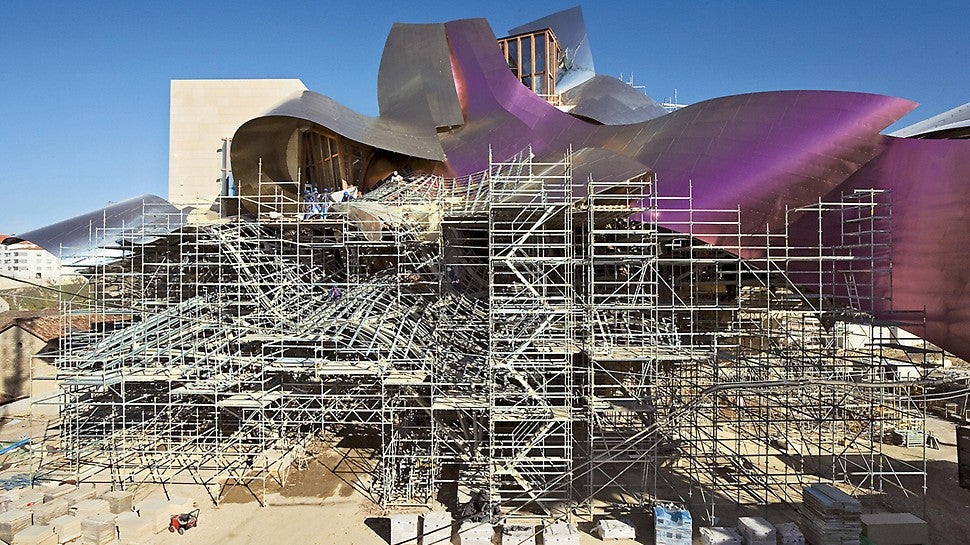 Diseñado por Frank O. Gehry, la complejidad del edificio consiste en numerosos cubículos apoyados entre sí y una cubierta fabricada de titanio que prácticamente flota sobre la estructura.<br/>