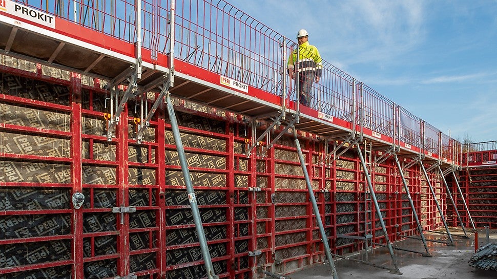 Das MAXIMO Gesamtpaket mit barrierefreien MXK Arbeitsbühnen macht das Schalen von Wänden schnell und sicher.
