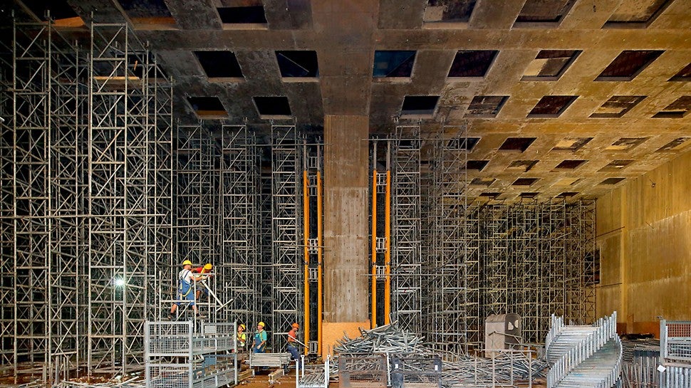 Hala Wystawy Stałej podczas rozdeskowywania stropu o pow. 1350 mkw. Podparcie wykonane w systemie wież ST 100 z użyciem ok. 11500 ram stosu.<br/>