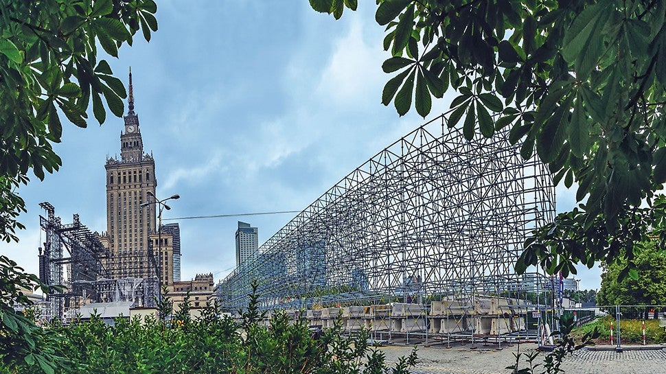 W ścisłym centrum Warszawy na terenie 120 tys. m kw. powstała największa Strefa Kibica w Europie.