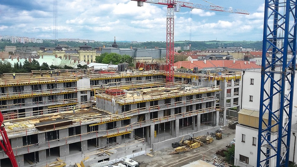 V historickom centre Košíc vyrástol jeden z najväčších bytových komplexov na Slovensku. Ide o budovu s nadčasovou architektúrou, premysleným dispozičným riešením bytov a s átriom plným zelene. (Zdroj fotogafie: VSH development, a.s.)