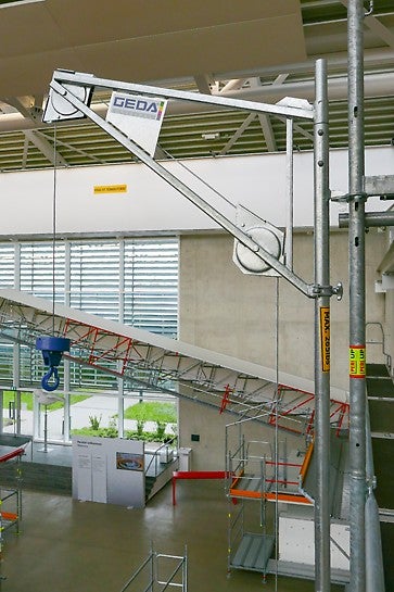 Seilwinde, Schwenkarm und Schwenkarmhalterung für PERI UP ermöglichen ergonomisches Arbeiten dank höherer Befestigung des Schwenkarmhalters mit direktem Anschluss im Gerüstknoten.<br/>