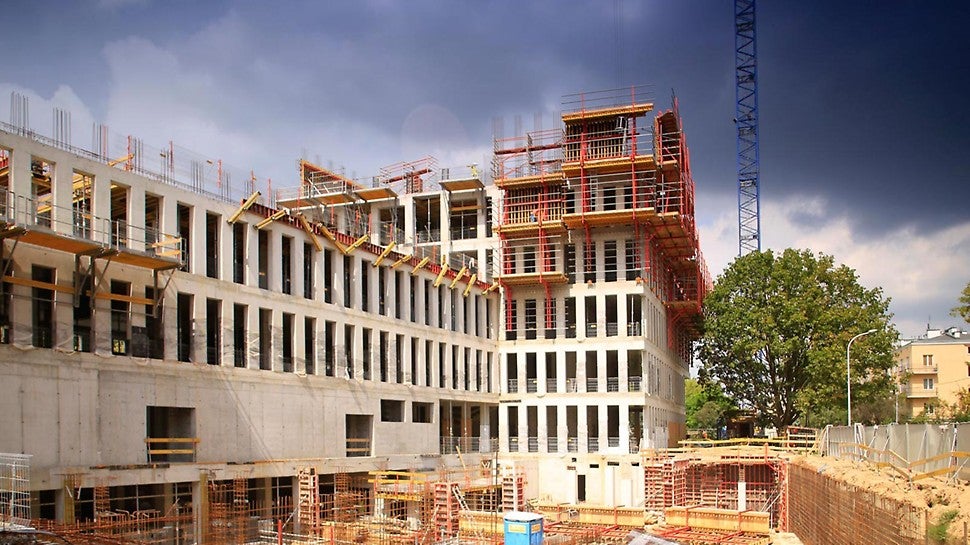 Z prawej strony widoczne jednostki RCS służące do podparcia deskowania VARIO GT 24. W przypadku fragmentu budynku o mniejszej liczbie kondygnacji, bardziej opłacalnym rozwiązaniem było zastosowanie pomostów FB 180.