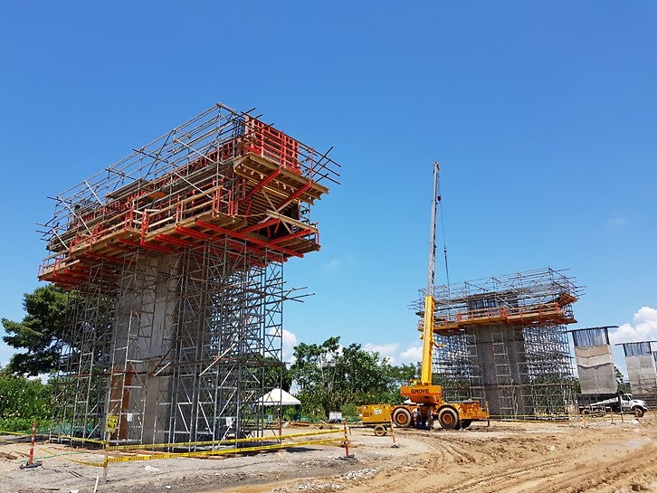 Soporte de viga cabezal con la versátil torre de carga ST-100.