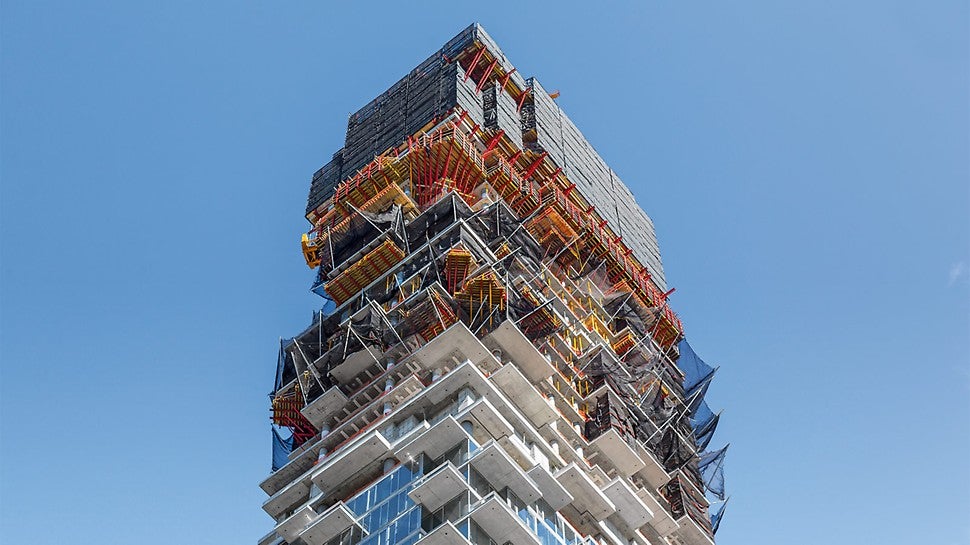 Offset-arranged floors and countless cantilevered balconies required a detailed formwork and enclosure concept.