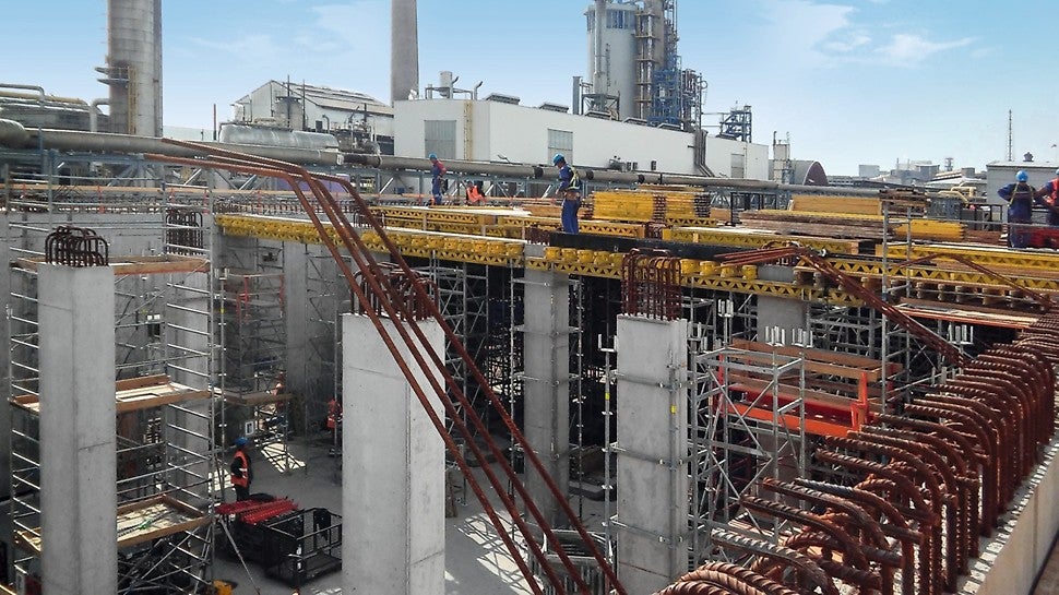 Priečne a pozdĺžne prievlaky v mieste stĺpov zosilňujú stropné dosky s hrúbkou 300 mm