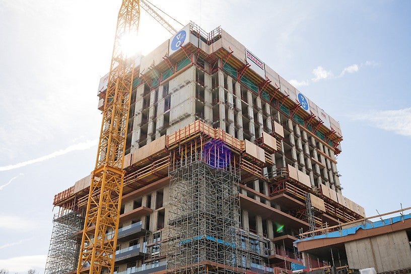 V2C9 Grünblick - Wien<br/>PERI UP Rosett Stützturm und VARIO Stahlriegeltischen, <br/>Balkontische als auch Windschildbühnen sind speziell angefertigte kranversetzbare Sonderlösungen