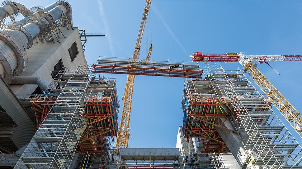 Wichtige Bestandteile der PERI Schalungs- und Gerüstlösung für die Rohbauarbeiten des neuen Wärmetauscherofens: Kletterschalung und Zugangstechnik an den über 30 m hohen Stahlbetonstützen sowie kranversetzbare, bis zu 17 m frei spannende Gerüstbrücken.