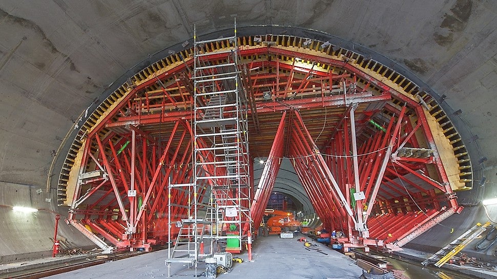 The use of a custom designed and load-optimized formwork carriage results in the simple operation and movement of the large 330m² unit.<br/>(Photo: Images courtesy of TfNSW) 