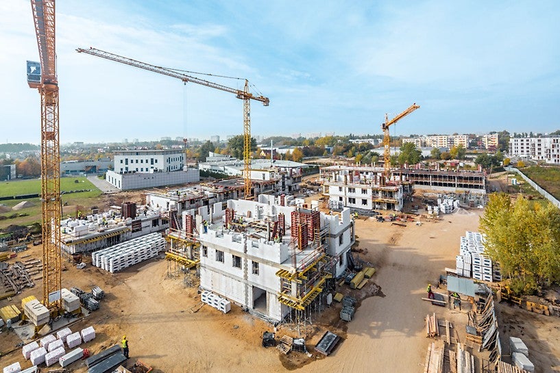 Uniwersalność systemów PERI gwarantuje ergonomiczną realizację również przy budynkach mieszkalnych.<br/>