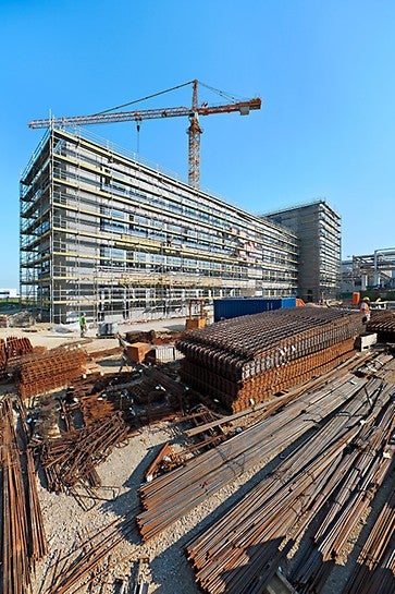 Die Einrüstung mit dem PERI UP T 72 Rahmengerüst bot aufgrund des vorlaufenden Geländers Sicherheit bei der Gerüstmontage – und aufgrund des ohne Zusatzbauteile montierten Innengeländers auch Sicherheit bei der Nutzung.