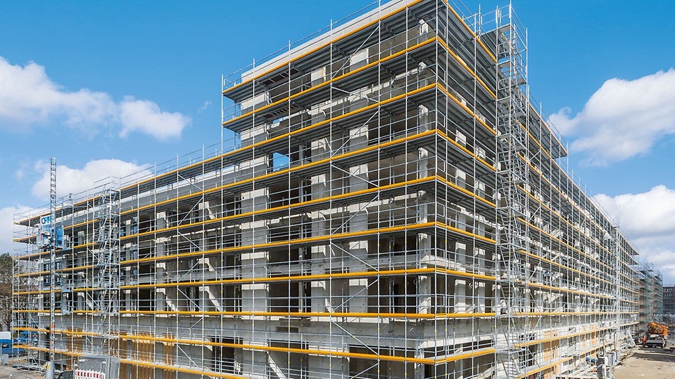 Insgesamt dienen knapp 10.000 m² PERI UP Easy Fassadengerüst zur sicheren Ausführung der Fassaden- und Klinkerarbeiten. Die Arbeitshöhen betragen an den Gebäudeaußenseiten bis zu 22 m.