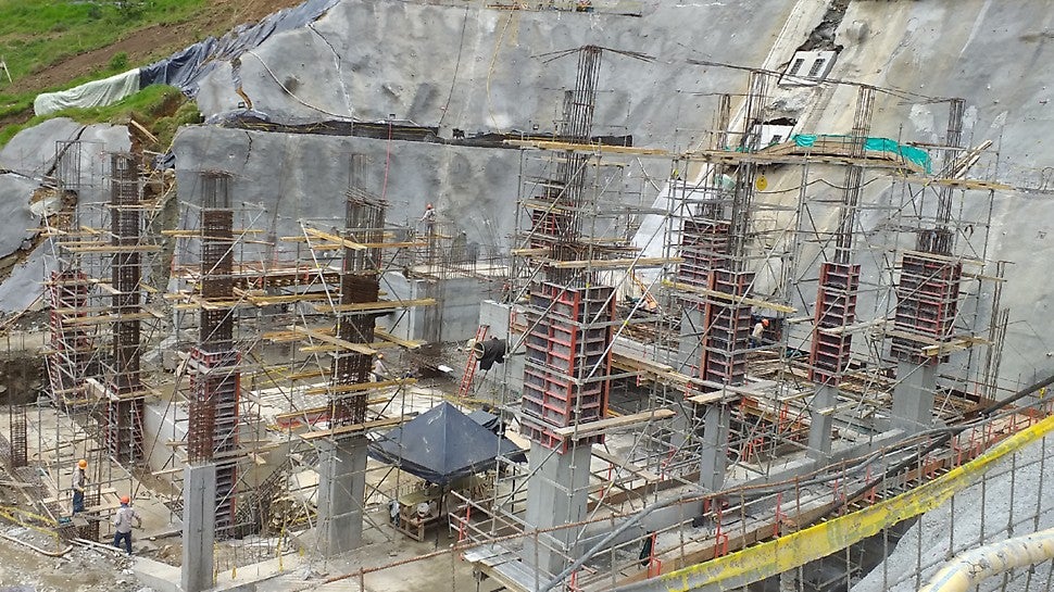 Columnas encofradas con LIWA y con andamio perímetral PERI UP FLEX.