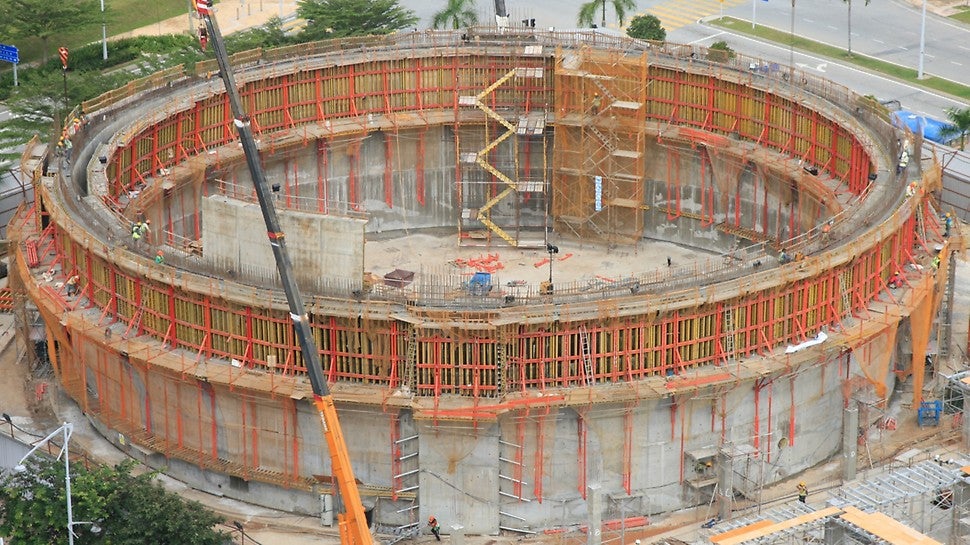 Circular tank cost-effectively climbed and reliably sealed