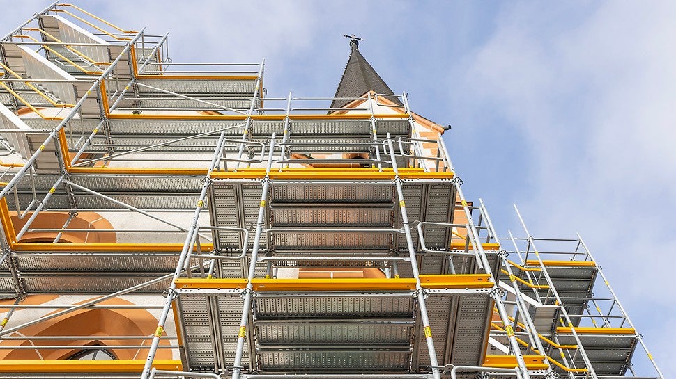 Das PERI UP Fassadengerüst schmiegt sich wie ein Maßanzug an die komplexe Bauwerksgeometrie der Pfarrkirche Arzberg an. 