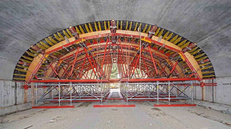 Die RUNDFLEX Schalung dient zusammen mit Formknaggen aus der PERI Schalungsmontage der Formgebung für den Korbbogenquerschnitt mit 12 m Querschnittsbreite.