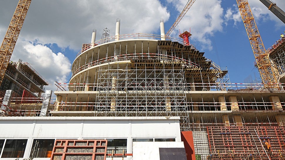 Опалубочная система TRIO в процессе бетонирования стен парковки. 