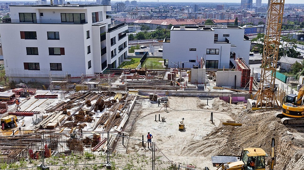 Zhotoviteľ sa okrem výberu kvalitných materiálov zameral aj na voľbu spoľahlivého dodávateľa debniacich systémov s pridanou hodnotou. Keď oslovil spoločnosť PERI, bolo zrejmé, že si nekupuje len materiál, ale aj celé spektrum profesionálnych služieb, ktoré sa začalii oveľa skôr, ako boli zahájené prvé výkopové práce na Kolibe.