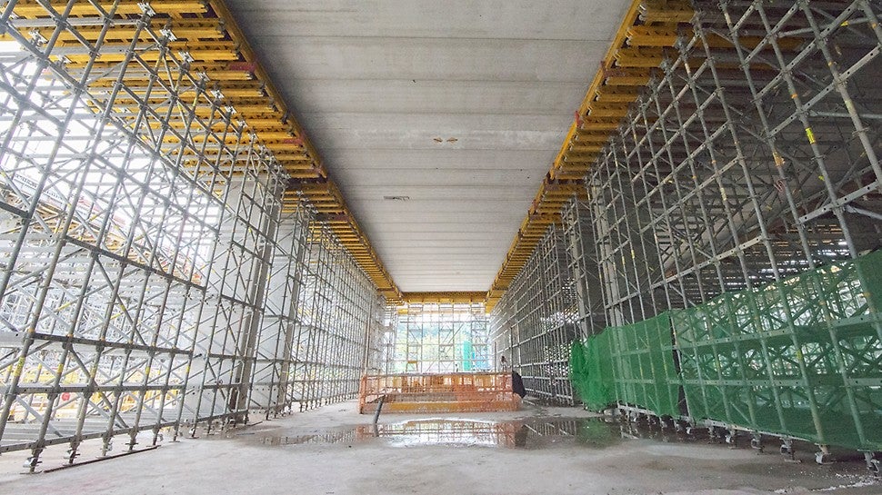 Nicely arranged PERI UP Rosett Flex with a complete look of the beam.