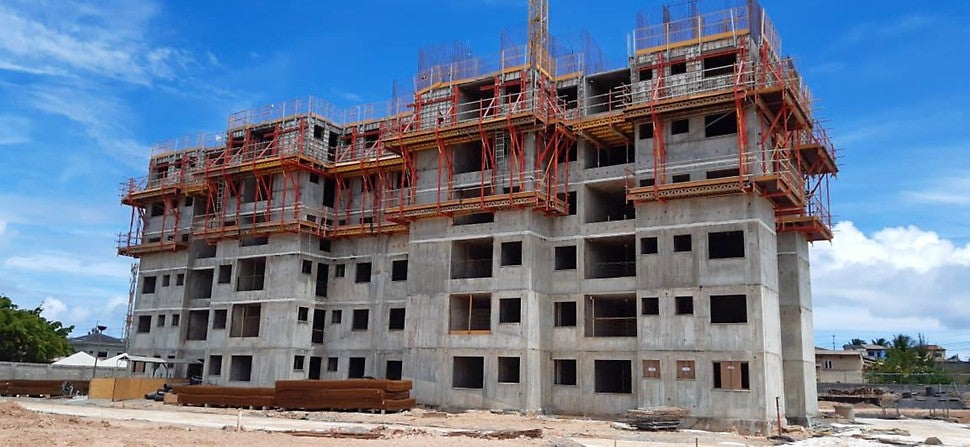 Aplicação das formas UNO+ com o sistema trepante CB, trazendo segurança, economia e velocidade para a obra Solar do Porto, da MRV.