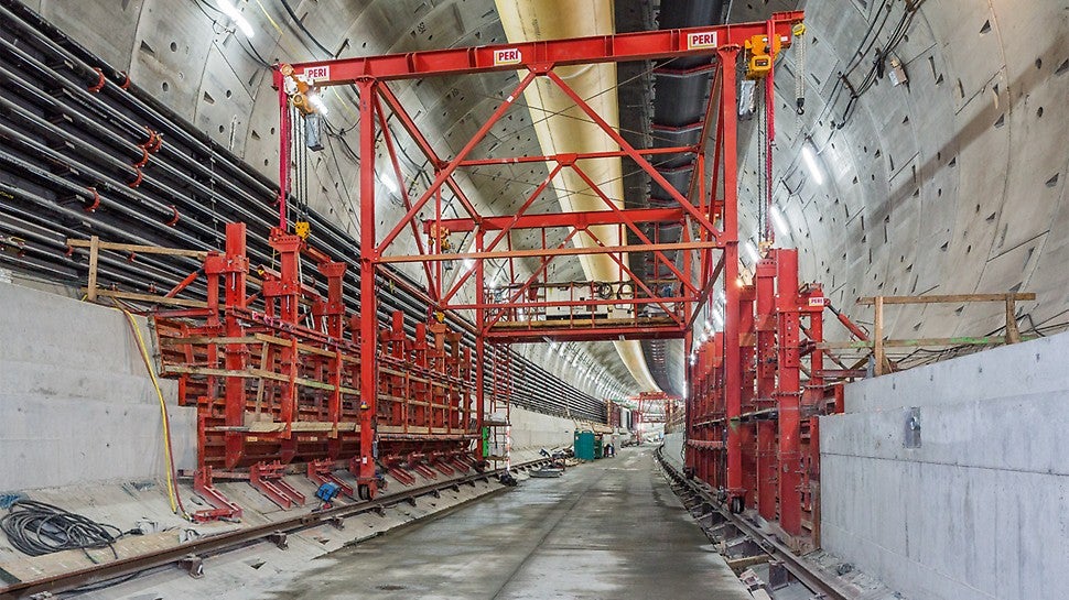 Il primo carro traslabile, collocato subito dietro la TBM, supporta la cassaforma laterale per la prima fase di getto (una per ciascun lato del tunnel). I getti di prima fase costituiscono sia il basamento per le pareti laterali in elevazione del tunnel interno, sia la base di appoggio per i pannelli prefabbricati