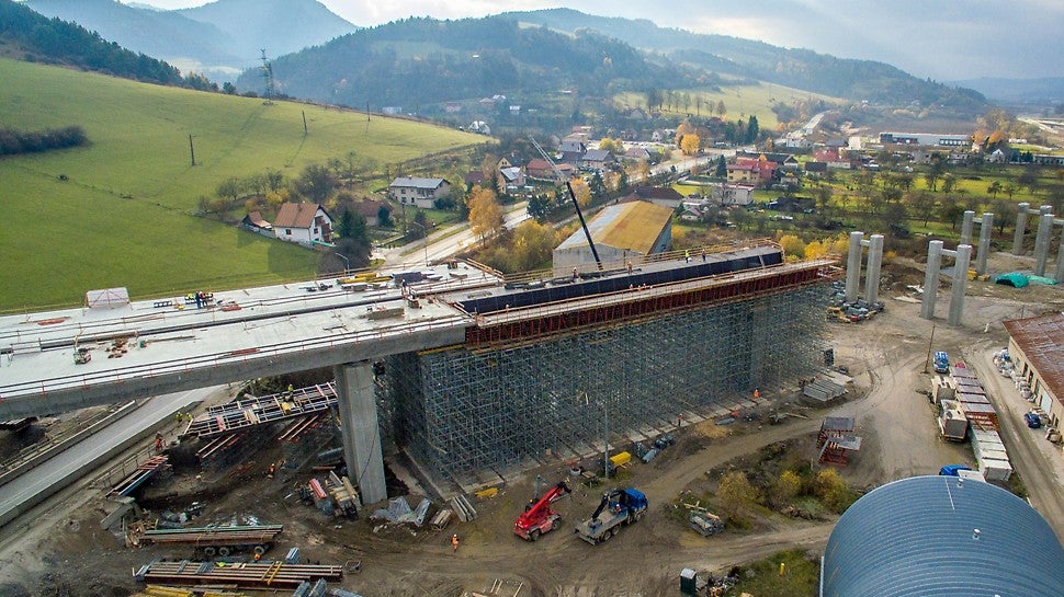 Podperná konštrukcia Rosett bola prispôsobená podmienkam pod stavbou.