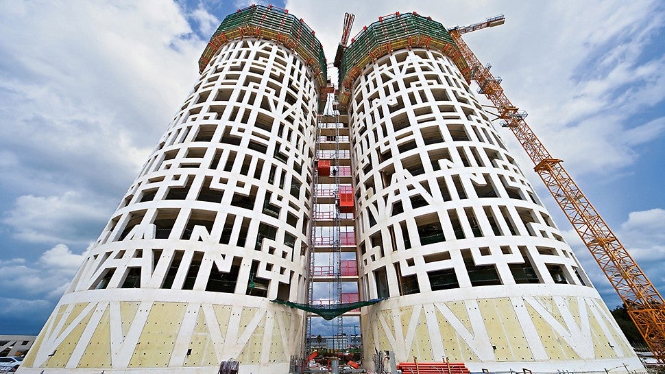 Em toda a altura, letras superdimensionadas na fachada de concreto simbolizam a inscrição &quot;Non plus ultra&quot;.