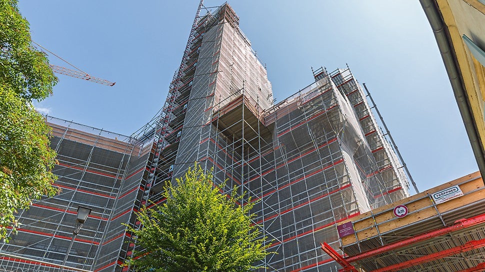 Bei der Einrüstung der Bamberger Stephanskirche sorgte die konsequente Verwendung von Systembauteilen und die Kombinationsfähigkeit der Baukastensysteme PERI UP Flex und VARIOKIT für Zeit- und Kostenvorteile sowie konsequente Sicherheit.