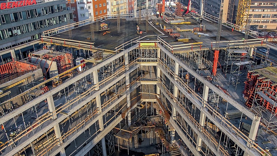 Výrazná stavba se čtyřmi podzemními a třinácti nadzemními podlažími tvořená železobetonovým monolitickým skeletem.